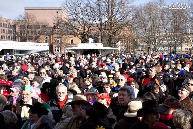 die besucher warten geduldig