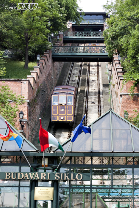 die zahnradbahn zum schloss