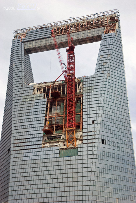 baustelle in luftiger höhe am gegenüberliegenden hochhaus