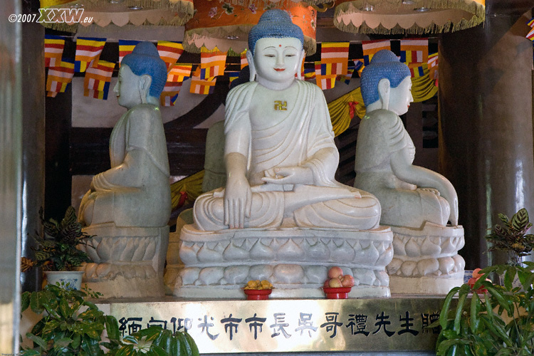 buddhabüsten und opfergaben in der pagode