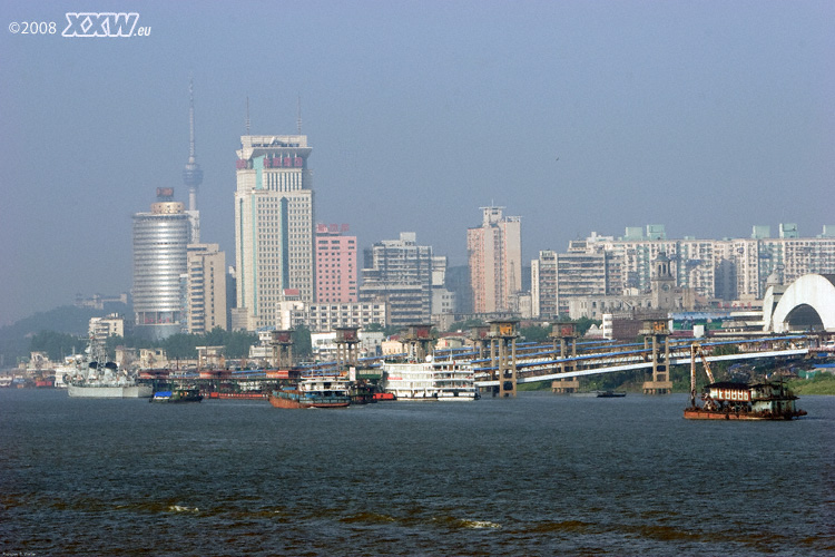 wir laufen in wuhan ein.