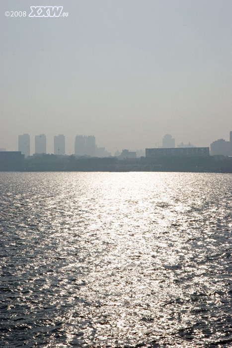 die silhouette der millionenstadt im frühnebel