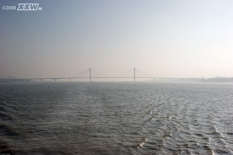 eine brücke über den yangtse.