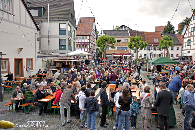 langsam füllt sich der klosterplatz