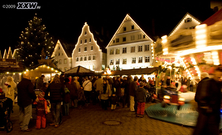 ein karusell auf dem weihnachtsmarkt