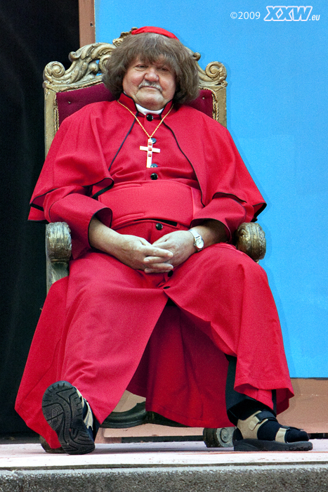 der kardinal wartet auf seinen auftritt