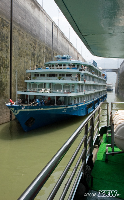 ein weiteres schiff schiebt sich neben uns