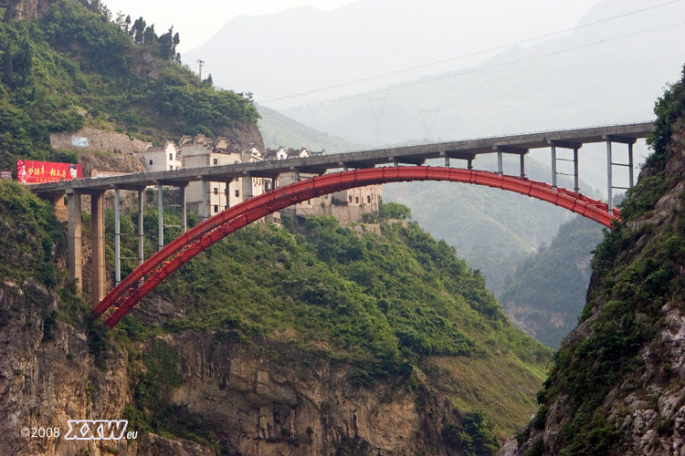 brücke über einen nebenfluss