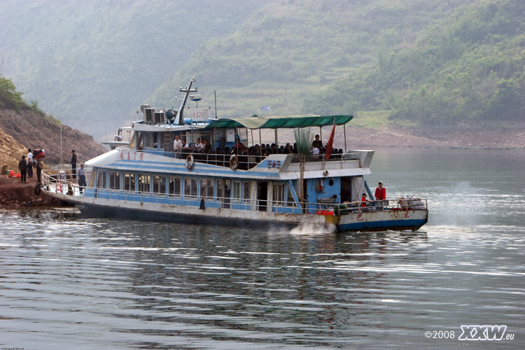 in dieser entlegenen gegend ersetzt das boot den bus