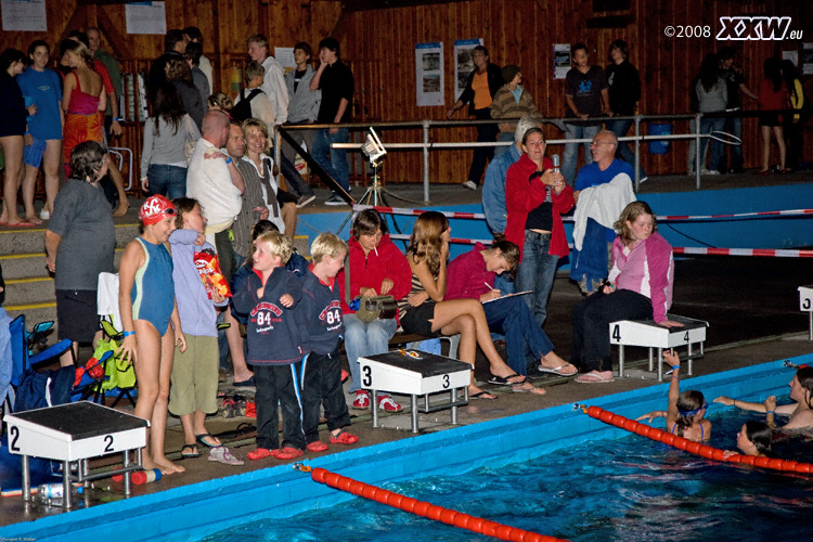 21:38 uhr und immer noch viel los beim 24 stunden schwimmen