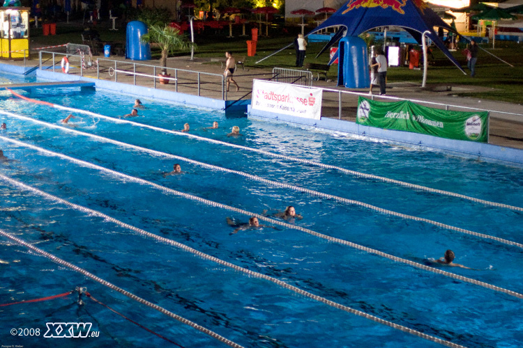 das 24 stunden schwimmen in der nacht