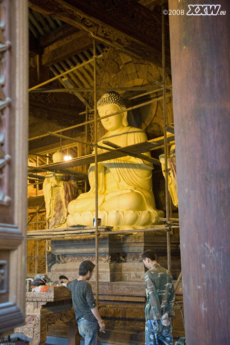 die buddhastatue wird gerade renoviert