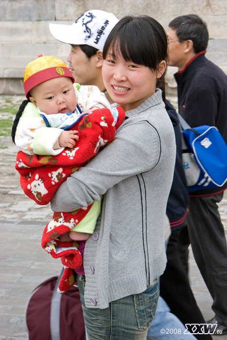 chinesische besucherin mit ihrem kind in der verbotenen stadt