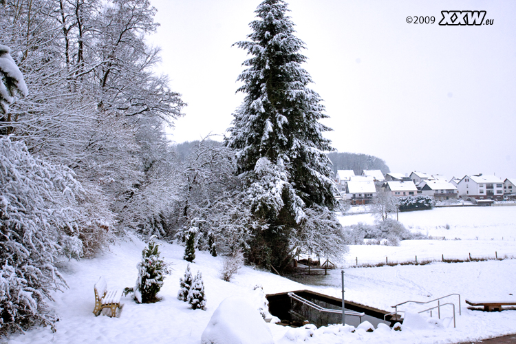 schnee auch am kneipbecken