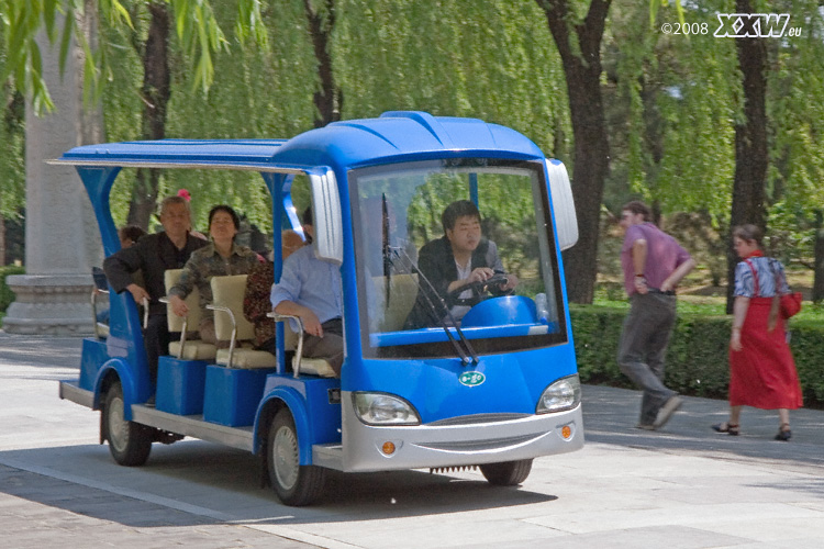 gehbehinderte werden mit dem bus transportiert