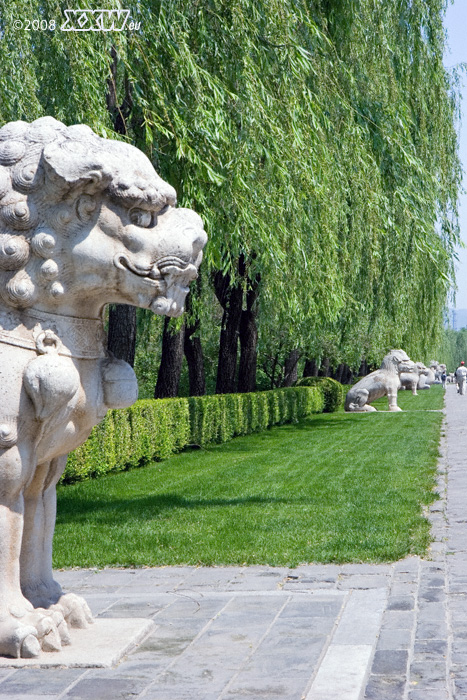 die ganze allee entlang stehen solche steinfiguren