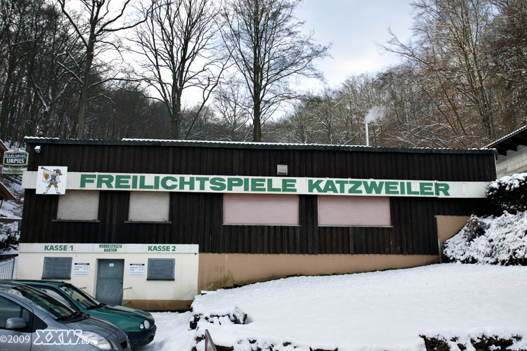 trotz eis und schnee sind mitglieder auf der freilichtbühne