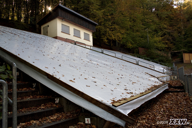 die tribünen sind abgedeckt,