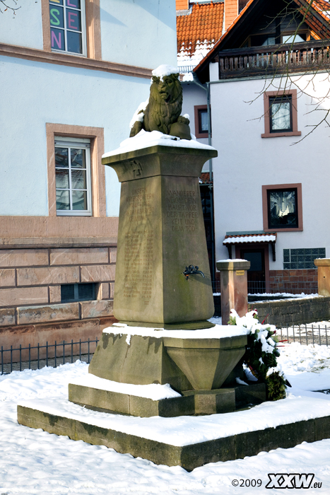 der brunnen als denkmal für die gefallenen soldaten in beiden kriegen