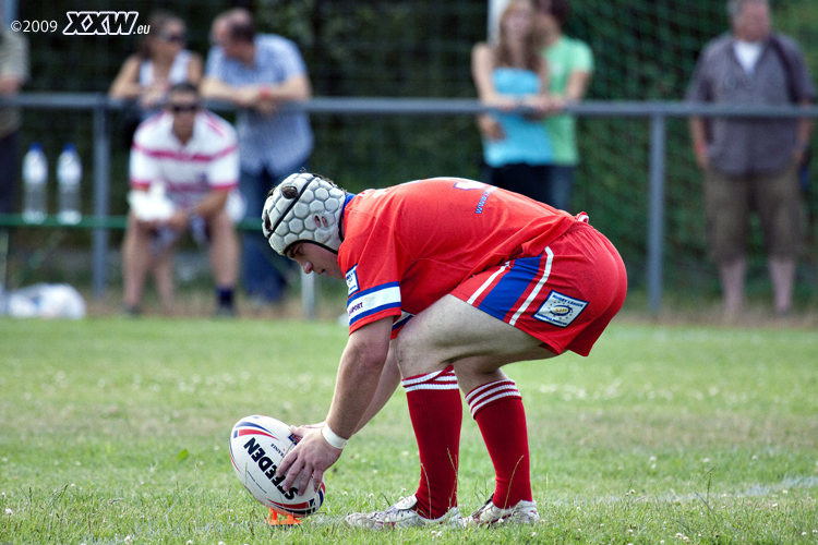 richtet den ball zum kick aus