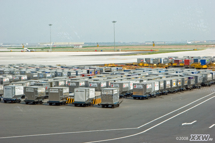 vor dem terminal wird jede menge luftfracht gelagert