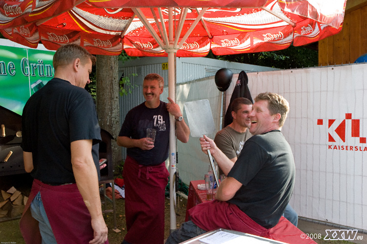 thomas, gerhard, eddi und frank backen flammkuchen