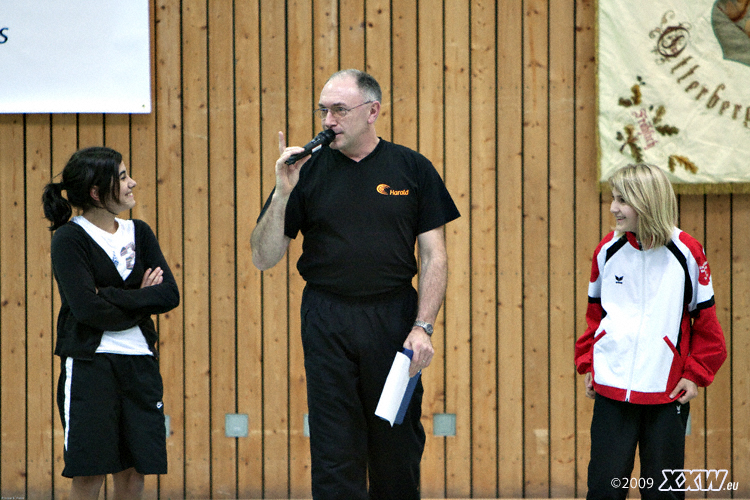 harald stellt zwei turnerinnen vor