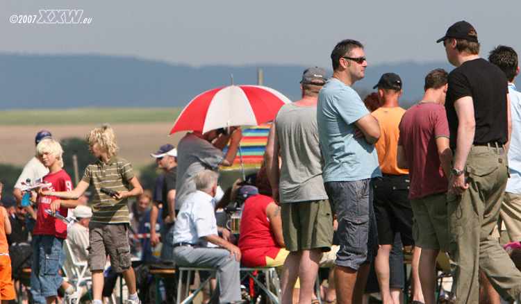 gut besuchter modellflugtag