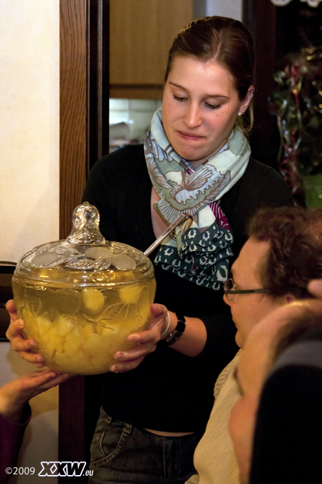 stefanie serviert die bowle