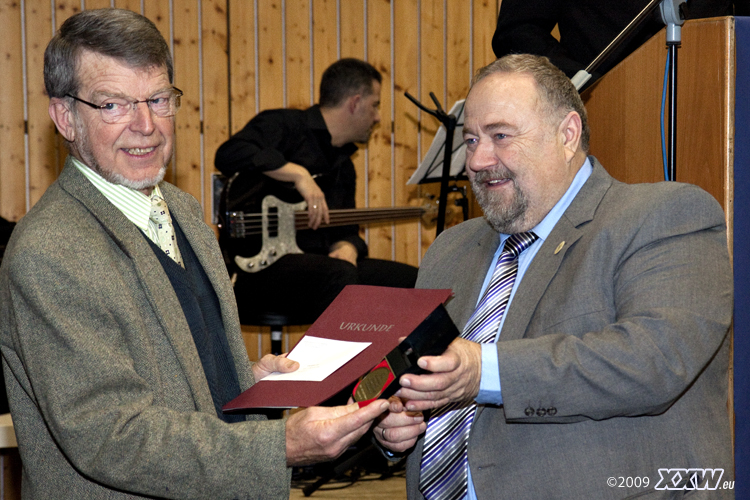 heinz christmann überreicht der umweltpreis