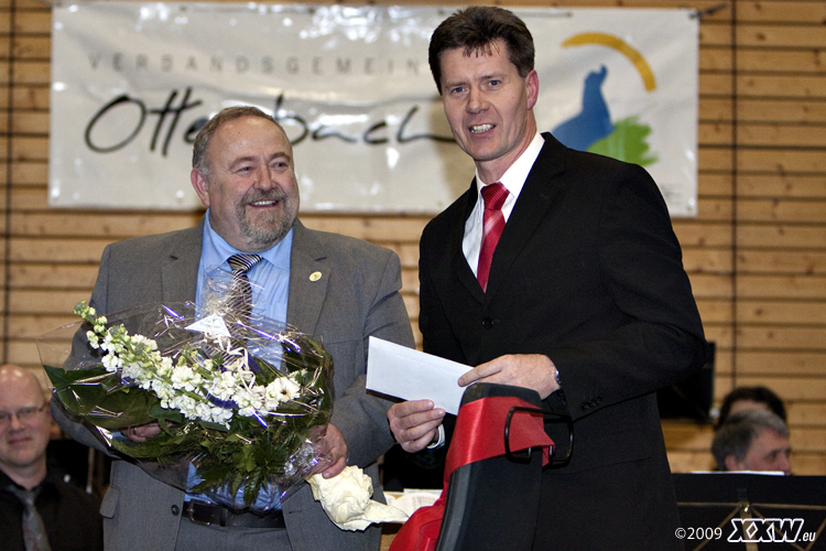 harald westrich überreicht heinz christmann ein abschiedsgeschenk